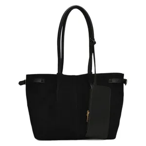 Grote zwarte matte shopper met bijpassend etui, strakke minimalistische schoudertas