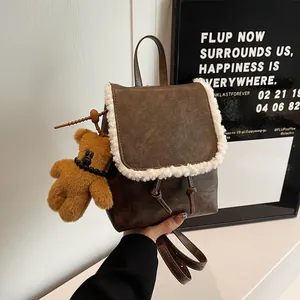 Damen Retro PU Leder Mini Rucksack Mit Lammfell-Imitat Besatz Kordelzug Klappe Rucksack Für Herbst Winter Mit Süßem Bärenanhänger