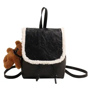 Mini-Vintage-Rucksack aus braunem Leder mit weißem Pelzbesatz und süßem Bärenanhänger