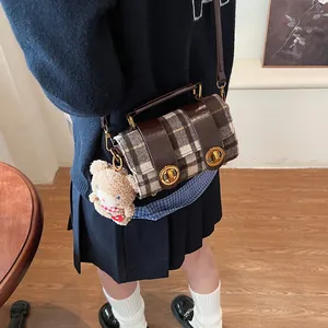 Borsa a mano a quadri in stile inglese con finiture in pelle e ciondolo a orsetto