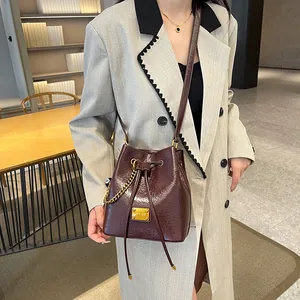 Sac seau bordeaux rétro en cuir brillant avec cordon et chaîne dorée élégante