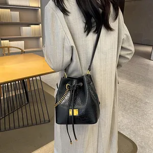 Sac seau chic en similicuir noir avec chaîne dorée et bandoulière réglable pour femmes