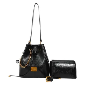 Ensemble sac seau minimaliste en similicuir noir brillant avec pendentif boule de billard