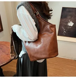 Gedetailleerde weergave van een bruine vintage leren tote bag voor woon-werkverkeer