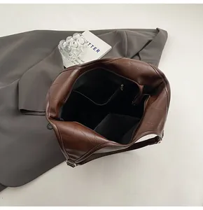 Binnenaanzicht van grote bruine tote bag met ritsvak en details van de voering
