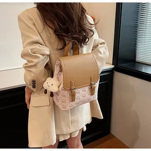 Détail du sac à dos imprimé ours avec rabat en cuir kaki porté par un mannequin