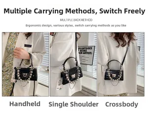 Mini sac noir à motif croco avec boucle cœur et chaînes argentées, porté de trois façons