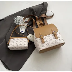 Détail du sac à dos et mini sac bandoulière à motif ours avec garniture en cuir