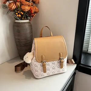 Mini Sac à Dos Femme en Cuir PU Imprimé Ours Rabat Sac de Jour Décontracté Avec Pendentif en Peluche Mode Coréenne École Voyage