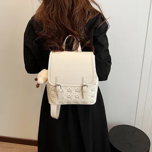 Petit sac à dos crème pour femme avec motifs d'ours et pendentif en peluche doux