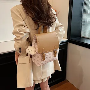 Sac à dos rose chic avec motif d'ours et charm nuage présenté par un mannequin