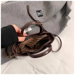 Vue détaillée de l'intérieur du sac à main marron foncé avec doublure en tissu rayé