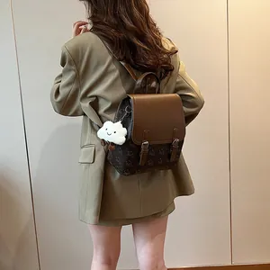 Sac à dos rétro pour femme avec imprimé ours et rabat en cuir marron vue arrière en tenue