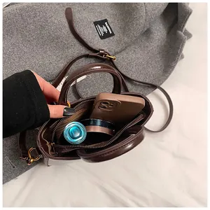 Petit sac à bandoulière marron foncé avec intérieur pour téléphone et maquillage