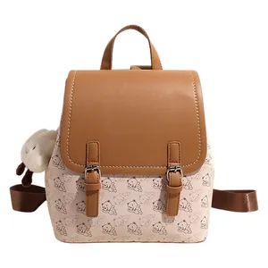 Mini sac à dos beige avec rabat marron et motif d'ours pour voyages décontractés