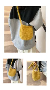 Détail d'un sac à bandoulière en peluche jaune avec texture douce et bandoulière