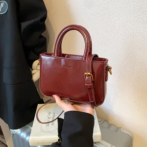 Petit Sac Carré en Cuir PU Brillant Rétro pour Femmes Sac à Bandoulière Vintage Avec Pendentif Glace en Peluche pour le Quotidien