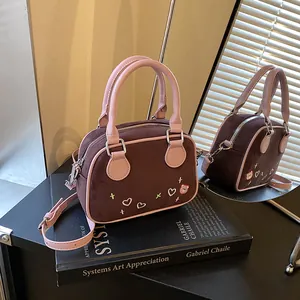 Sac Boston vintage en daim marron avec bordures roses et broderie d'ours adorable