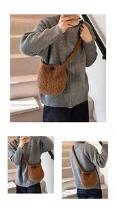 Petit sac bandoulière marron en peluche présenté sous plusieurs angles sur un mannequin