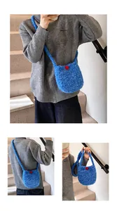Détail du mini sac bandoulière en peluche bleue avec bouton rouge et texture douce en laine