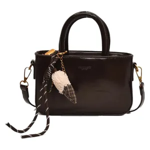 Sac à main en cuir marron foncé avec pendentif glace et bandoulière réglable