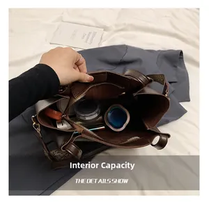 Capacidad interna del bolso grande marrón con espacio para lápiz labial y accesorios