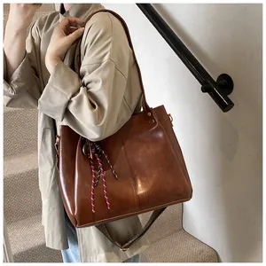 Borsa tote vintage marrone scuro con trama in pelle di alta qualità e tracolla
