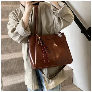 Borsa tote retrò in pelle cerata marrone con tracolla larga portata a spalla per il lavoro