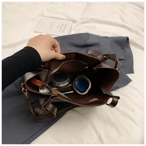 Vista dall'alto dell'interno capiente della borsa tote marrone con tracolla larga