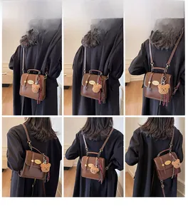 Sac à dos vintage marron multi-usage avec pendentif ours et divers styles de port