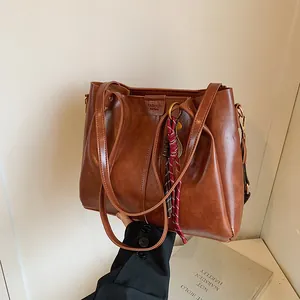 Borsa Tote da Donna Retro Occidentale di Grande Capacità in Pelle PU Borsa a Tracolla da Pendolare Con Tracolla Larga e Pendaglio di Nastro Borsa alla Moda