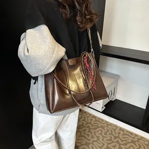 Grande borsa tote marrone scuro in ecopelle lucida con ampie tracolle per il lavoro