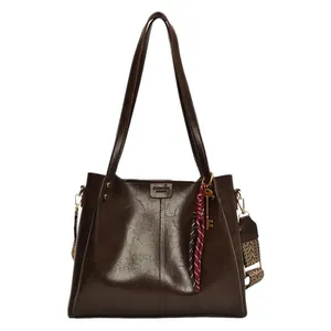 Borsa tote vintage marrone scuro con tracolla geometrica e ciondolo a chiave dorato