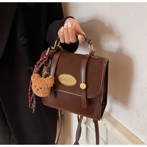 Détails du sac à dos rétro patchwork marron avec emblème doré et ours en peluche