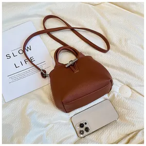 Sac à main marron en cuir avec boucle en bambou et bandoulière réglable pratique