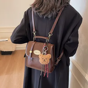 Sac à dos rétro marron pour femme avec charm ours en peluche et plaque en métal doré