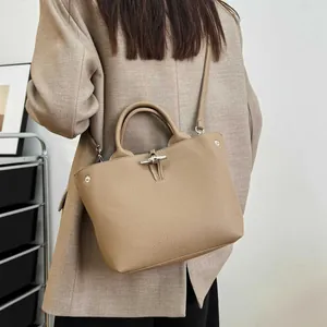 Sac à main en cuir kaki avec boucle bambou, motif lychee et bandoulière amovible