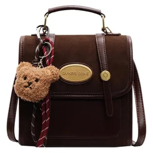 Sac à dos femme en daim synthétique marron foncé avec boucle dorée et peluche ours