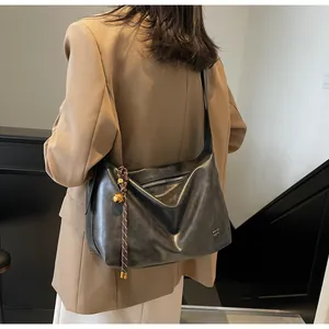 Vue détaillée du grand sac hobo gris anthracite avec un pendentif cloche décoratif