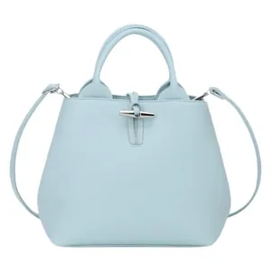 Sac à main bleu clair en cuir grainé avec boucle en bambou argentée et bandoulière amovible