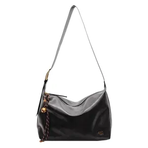 Grand sac fourre-tout en cuir noir mat avec bandoulière réglable et logo doré
