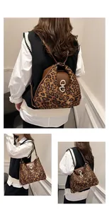 Detailansicht der Schultertasche mit Leopardenmuster, Lederklappe und silbernem Ring