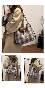 Detailansicht der Retro-Karo-Woll-Tasche mit Lederriemen und Hufeisen-Metallschnalle
