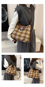 Detail der Vintage-Woll-Tote mit brauner Lederklappe und stilvoller Kristallschnalle
