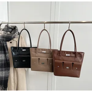 Trois sacs cabas en cuir noir beige et marron avec accessoires d'automne chics