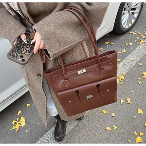 Grand sac cabas en cuir marron avec trois poches frontales et fermoirs rotatifs