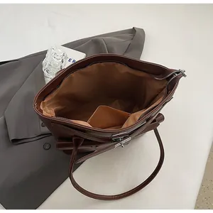 Vue de dessus de l'intérieur du grand sac cabas marron avec doublure et poche plate