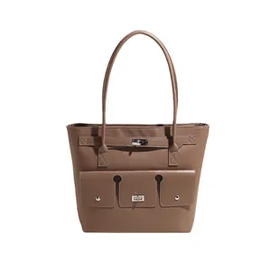 Sac fourre-tout camel foncé pour femme avec fermoir rotatif argenté et bandoulières
