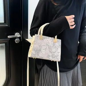 Elegante borsa a mano quadrata a fiori con manici intrecciati bianchi e tracolla