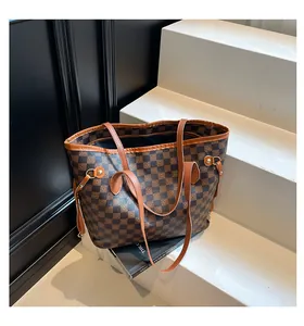 Dettaglio della fibbia laterale e del motivo a scacchi vintage della borsa tote